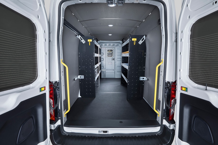 Interior de E-Transit con puertas traseras  abiertas y estanterías de carga.